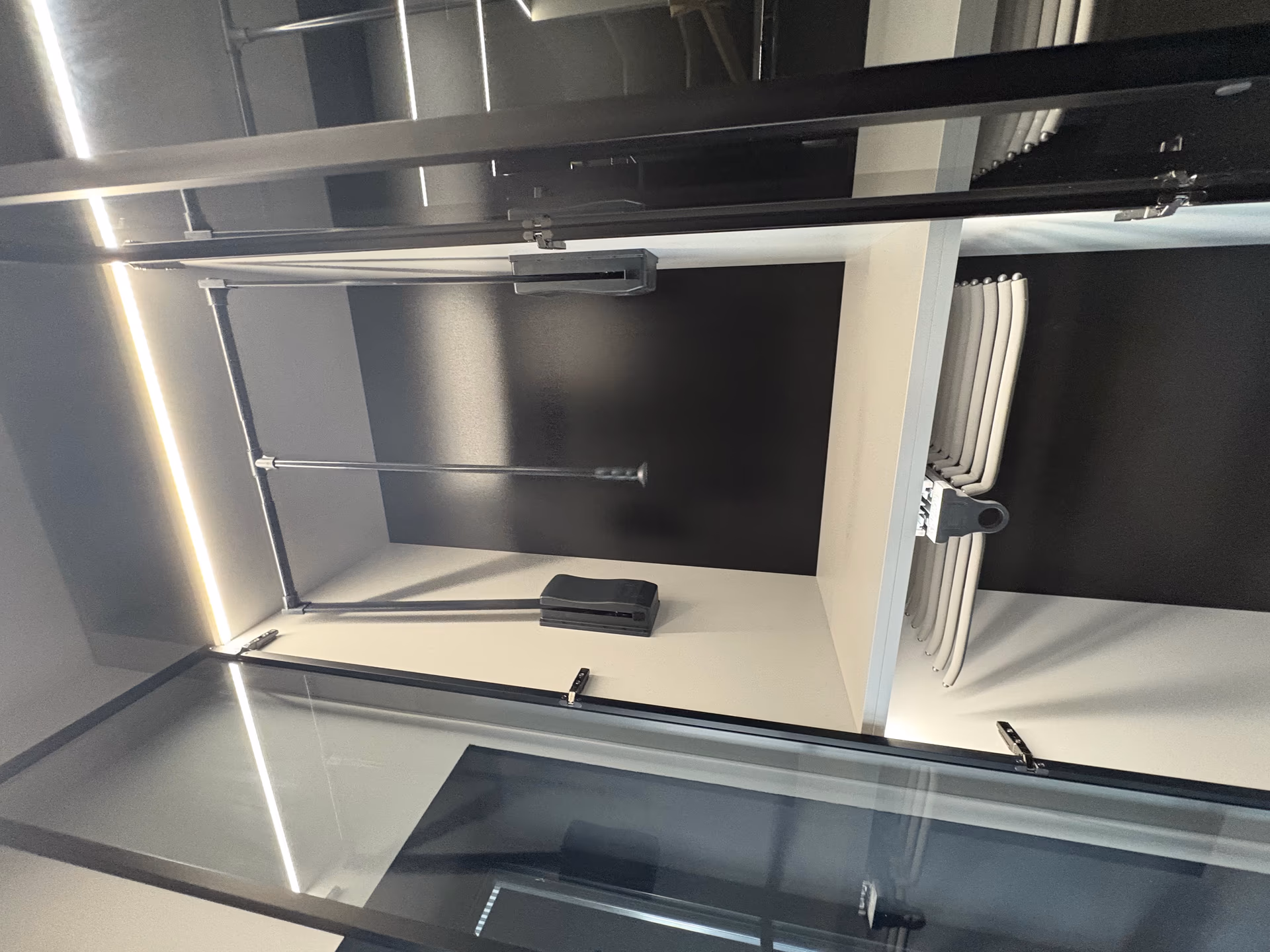Garderoba ze szklanymi drzwiami w ramce aluminiowej – Dąbrowa Górnicza – zdjęcie 2